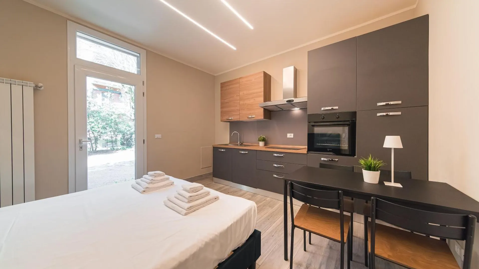 Dall'Arca Suites Bologna Station - Center - Fiera 0*,  Italia