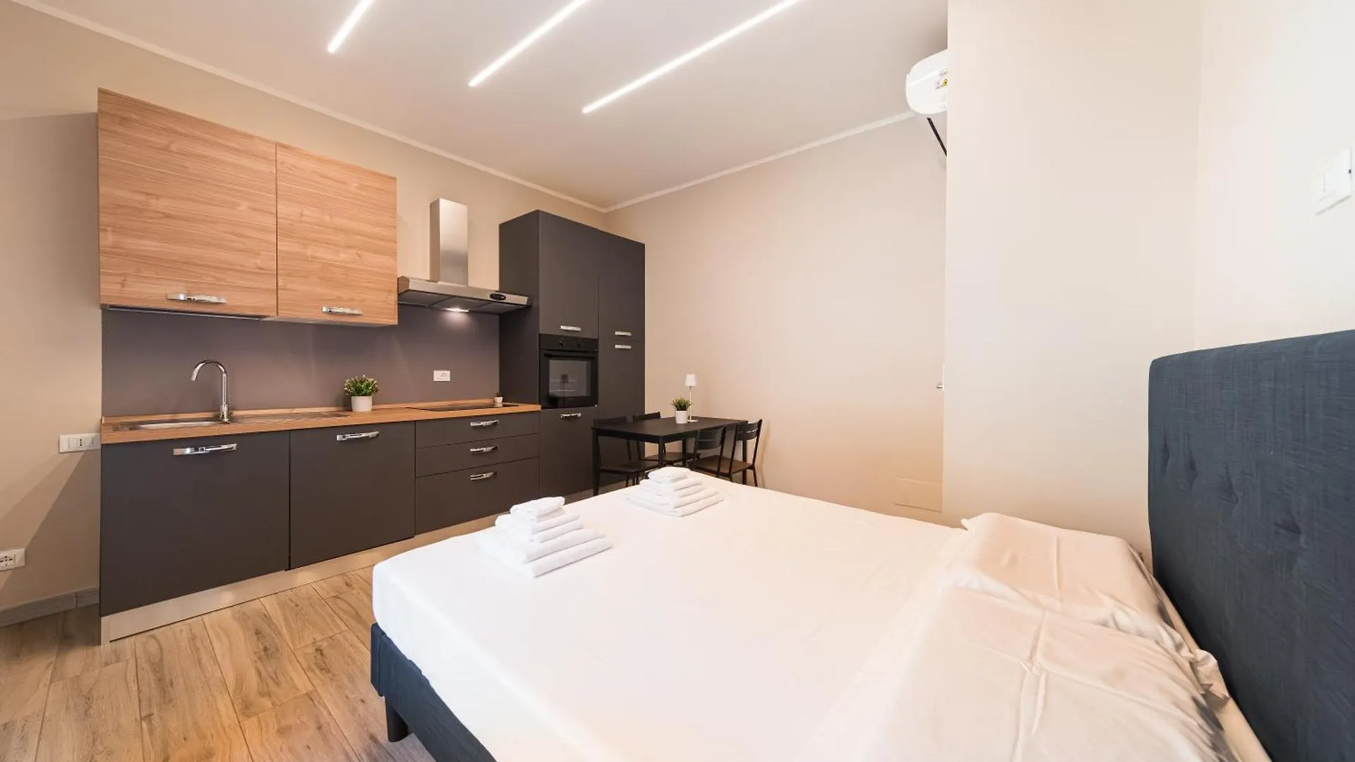 Dall'Arca Suites Bologna Station - Center - Fiera 0*,  Italia